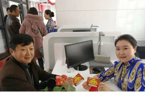 乌鲁木齐银行员工在网点接待客户