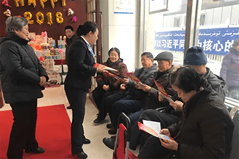 乌鲁木齐银行员工在厅堂活动中与客户交流