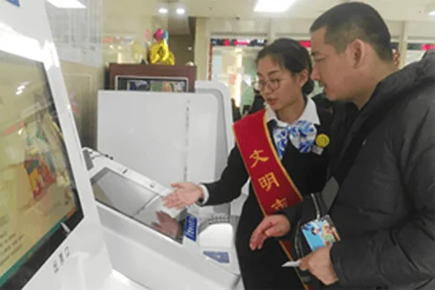 乌鲁木齐银行员工指导客户使用自助设备