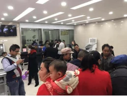 六盘水邮政网点内的客户活动现场