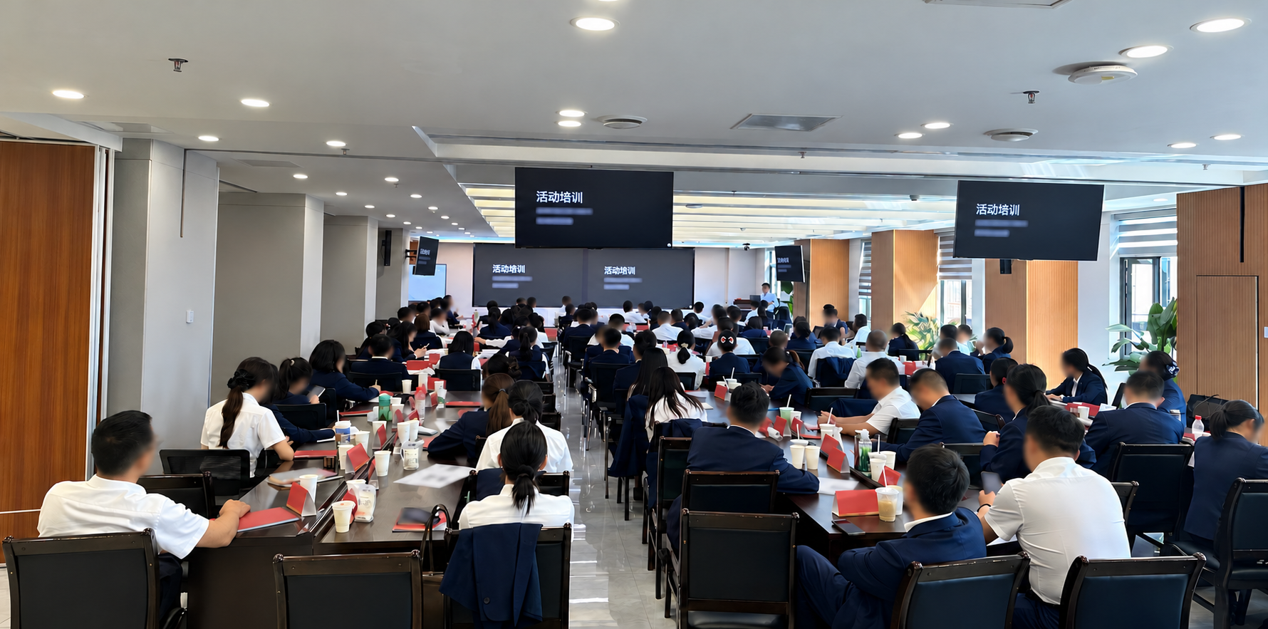 卓越伙伴讲师为某银行员工开展客户活动运营专题培训，现场图片已脱敏